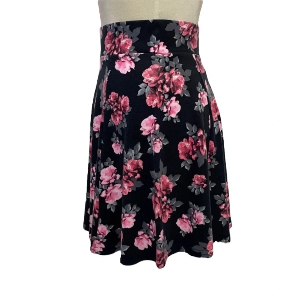 Flirty Floral Fun Mini Skirt Divided Size XS